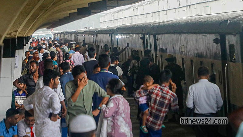 ঢাকা থেকে জামালপুর তারাকান্দি রুটে চলা ‘অগ্নিবীণা এক্সপ্রেস’ ট্রেন শুক্রবার কমলাপুর স্টেশন ছেড়ে যায় এক ঘণ্টা দেরিতে