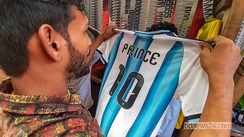 ঢাকার গুলিস্তানে ক্রীড়াসামগ্রীর দোকানগুলোতে একটি জার্সিতে নাম বসাতে খরচ পড়ছে ১০০ থেকে ৫০০ টাকা পর্যন্ত