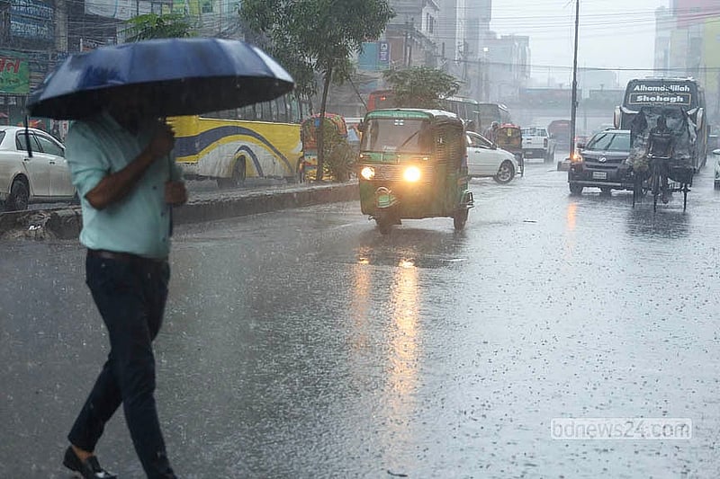 দেশের বিভিন্ন স্থানের মত বুধবারও প্রায় সারা দিন থেমে থেমে বৃষ্টি ঝরেছে রাজধানীতে। এতে কর্মজীবী মানুষেরা পড়েছেন দুর্ভোগে। বৃষ্টিতে ভিজেই অনেকে ছুটছেন গন্তব্যে