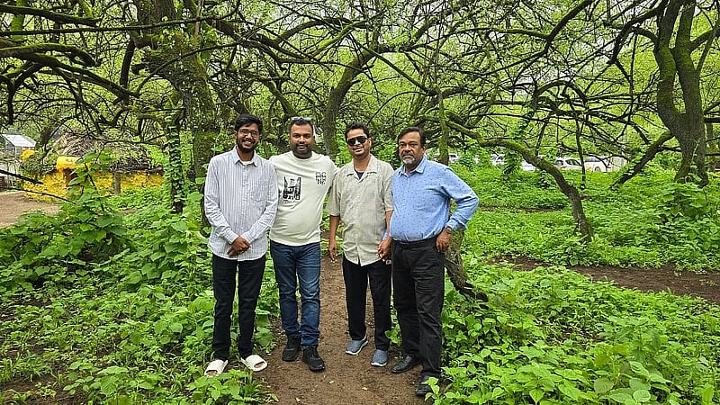 ভ্রমণসঙ্গীদের সঙ্গে লেখক (বাঁয়ে)।