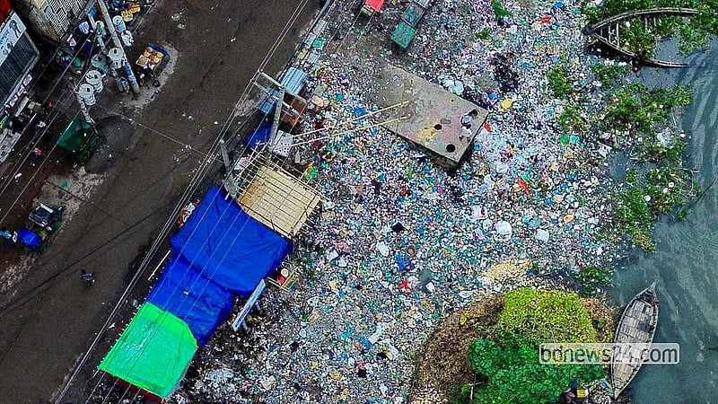 ঢাকার দক্ষিণ কেরানীগঞ্জে বুড়িগঙ্গা নদীতে প্লাস্টিকের বোতল ও বর্জ্যের স্তূপ। প্লাস্টিক দূষণে হুমকির মুখে পড়ছে নদীর পরিবেশ ও জীববৈচিত্র্য
