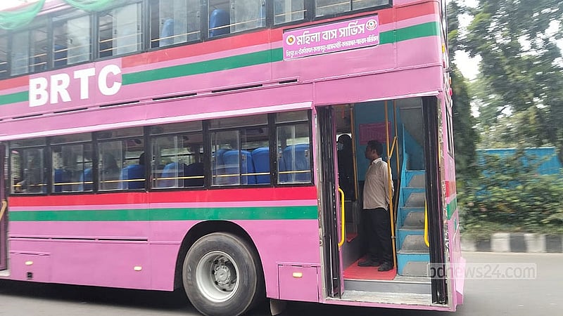 রাজধানীর আসাদ গেটে আড়ং মোড়ের কাছে বুধবার সকালে একটি গোলাপি বাসে উঠে পড়েছেন একজন পুরুষ।