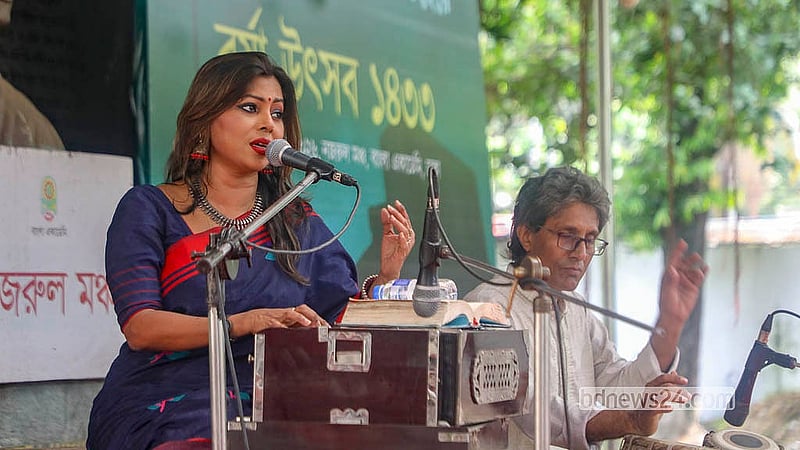 বাংলা একাডেমির নজরুল মঞ্চে সোমবার উদীচী শিল্পীগোষ্ঠীর বর্ষা উৎসবে রবীন্দ্র সংগীত পরিবেশন করেন শিল্পী অনিমা রায়