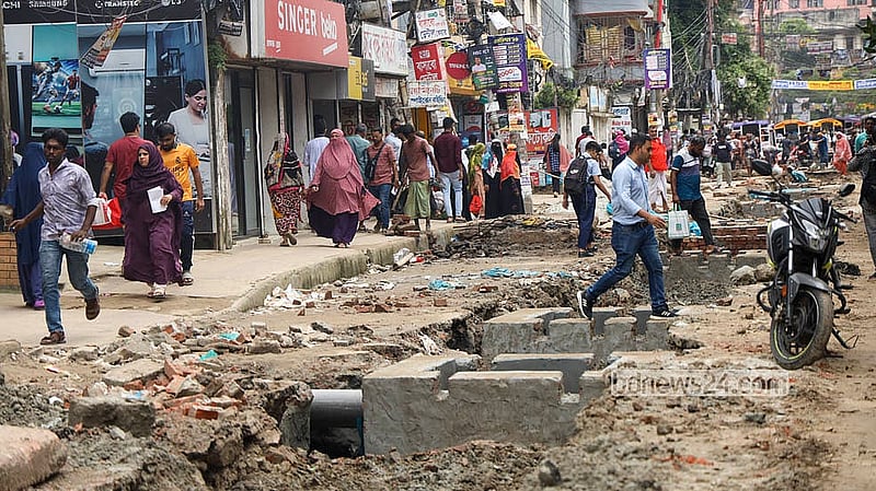 রাজধানীর দক্ষিণ বাসাবো এলাকায় খিলগাঁও-বাসাবো সড়কটি সংস্কারের কারণে এ পথে চলতে দুর্ভোগে পড়তে হয় পথচারীদের