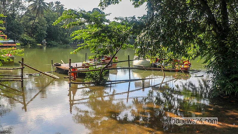 টানা কয়েকদিনের বৃষ্টিতে রাজধানীর অনেক এলাকা তলিয়ে যাওয়ার পাশাপাশি রমনা লেক কানায় কানায় পূর্ণ হয়ে পানি উঠে যায় পার্কেও। মঙ্গলবার বৃষ্টি না হওয়ায় পানি কমতে শুরু করেছে