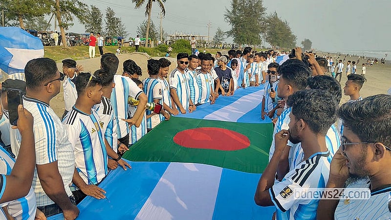 ফিফা বিশ্বকাপ সামনে রেখে আর্জেন্টিনা ও বাংলাদেশের পতাকা নিয়ে টেকনাফে শোভাযাত্রায় অংশ নেন আর্জেন্টিনার সমর্থকরা
