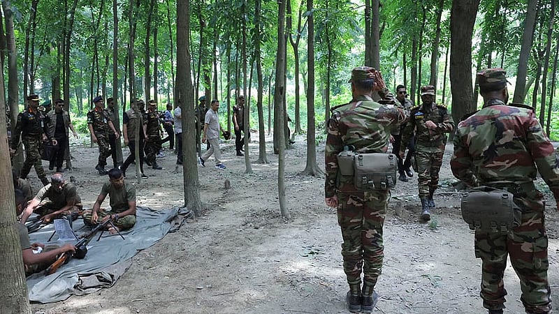 মানিকগঞ্জের সিংগাইরে মঙ্গলবার সেনাবাহিনীর গ্রীষ্মকালীন মহড়া পরিদর্শনের সময় ‘ফার্ম বেস’-এর বিভিন্ন অংশ ঘুরে দেখেন প্রধানমন্ত্রী তারেক রহমান