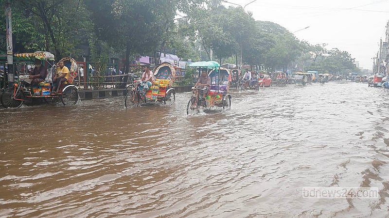 ভারি বর্ষণে রাজধানীর বিভিন্ন এলাকার মতো নিউ মার্কেট এলাকাও জলমগ্ন হয়ে পড়ে।