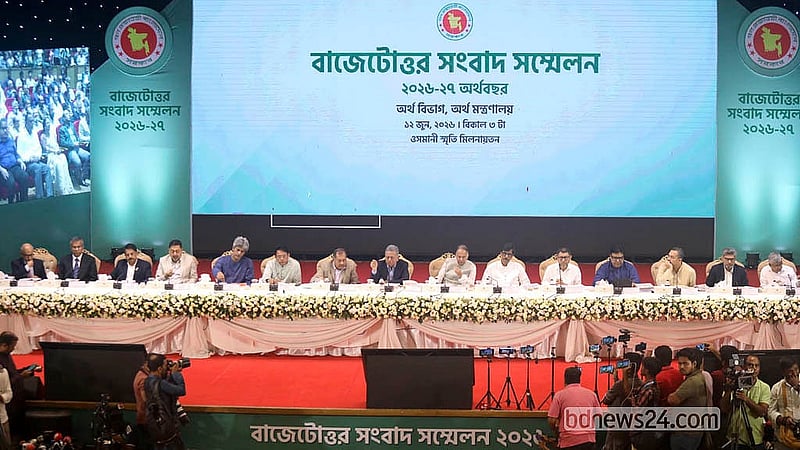বাজেটোত্তর সংবাদ সম্মেলনে অর্থমন্ত্রী আমির খসরু মাহমুদ চৌধুরীর সঙ্গে ছিলেন মন্ত্রিপরিষদের সদস্যসহ সরকারের ঊর্ধ্বতন কর্মকর্তারা। ছবি: শামছুল হক রিপন
