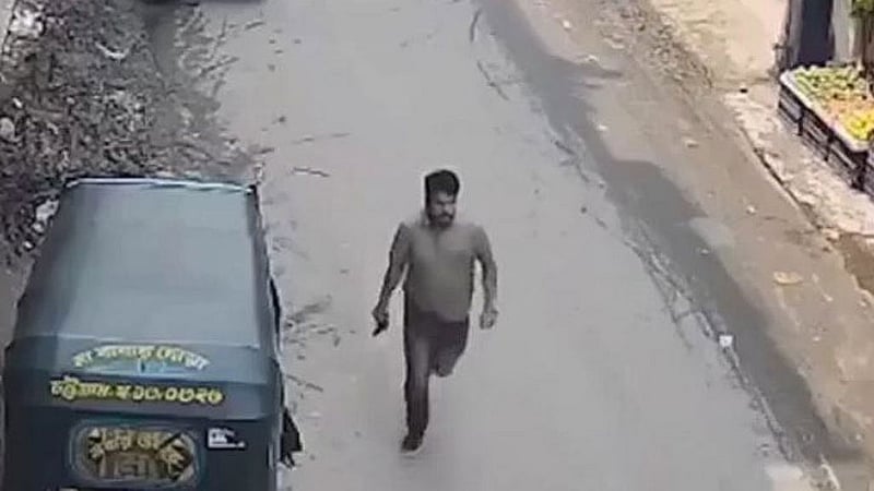 চট্টগ্রামের রাউজান উপজেলার পাহাড়তলী ইউনিয়নের চৌমুহনী বাজারে শনিবার দুপুরে অস্ত্রধারীরা গুলি করে যুবদল নেতা মাসুদুল হক চৌধুরীকে হত্যা করে। এ ঘটনার ভিডিও ছড়িয়েছে সামাজিক যোগাযোগমাধ্যমে, তাতে অস্ত্রধারীদের দেখা যায়।