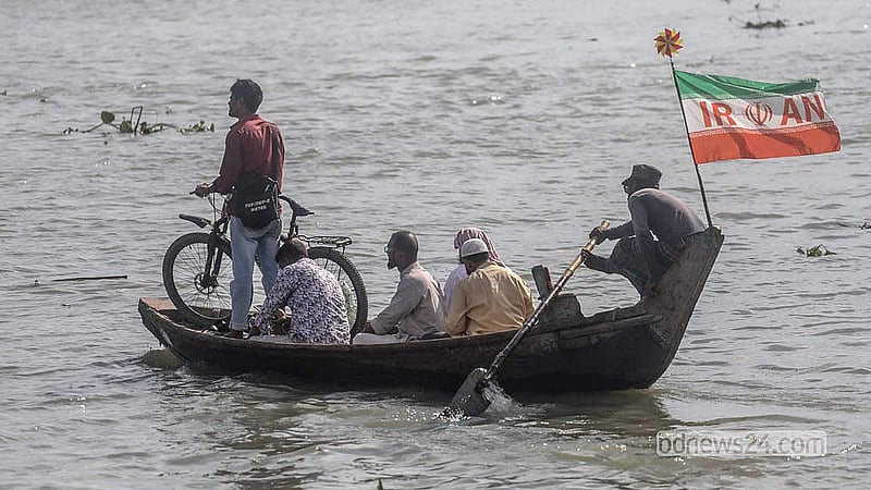 ফুটবল উন্মাদনা থেকে বাদ যায়নি নৌযানও। ডিঙ্গি নৌকা থেকে লঞ্চ—  বিভিন্ন ধরনের নৌযানে উড়ানো হচ্ছে ফুটবল বিশ্বকাপে অংশগ্রহণ করা বিভিন্ন দেশের পতাকা