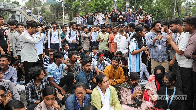 দুর্যোগপূর্ণ আবহাওয়ায় এইচএসসি ও সমমান পরীক্ষাগ্রহণ এবং শিক্ষামন্ত্রীর কথিত কটূক্তির প্রতিবাদে মঙ্গলবার রাজধানীর সায়েন্স ল্যাব মোড় অবরোধ করে বিক্ষোভ দেখান শিক্ষার্থীরা
