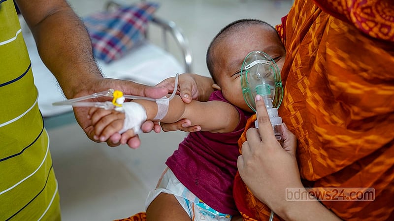 মহাখালীর ডিএনসিসি হাসপাতালে শ্বাসকষ্ট ও নিউমোনিয়ায় ভোগা শিশুদের দেওয়া হচ্ছে নেবুলাইজার