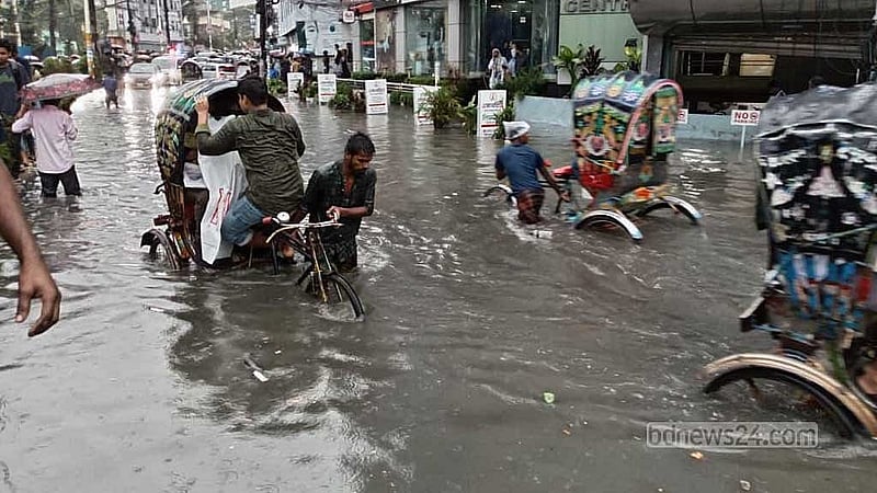 গত ২ মে হালকা বৃষ্টিতে তীব্র জলাবদ্ধতা দেখা দেয় চট্টগ্রাম নগরীতে। 