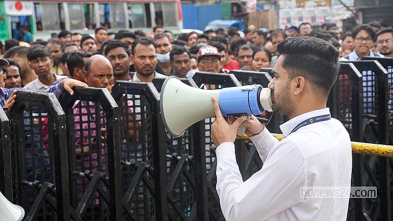 দীর্ঘ দুই বছর বাদে ভারতীয় ট্যুরিস্ট ভিসা চালু হওয়ায় যমুনা ফিউচার পার্কের ভিসা কেন্দ্রের সামনে উপচে পড়া ভিড় দেখা যাচ্ছে। লাইনে দাঁড়াতে হ্যান্ডমাইক হাতে সতর্ক করছেন দায়িত্বরত এক নিরাপত্তা কর্মকর্তা