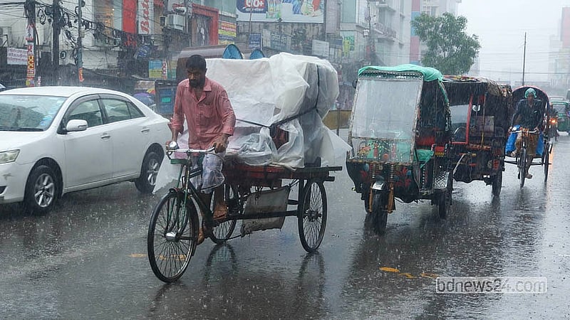 রাজধানীতে একনাগাড়ে বৃষ্টি ঝরেছে বুধবার। বৃষ্টির মধ্যেই রিকশা নিয়ে বের হয়েছেন চালকরা। বাড্ডা এলাকা থেকে তোলা