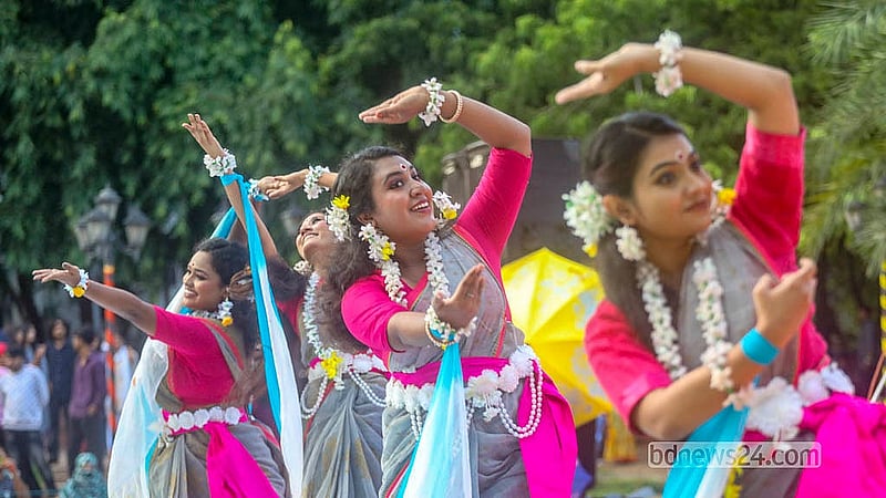ধানমন্ডির রবীন্দ্র সরোবরের মুক্তমঞ্চে শনিবার বর্ষামঙ্গল উৎসবে নৃত্য পরিবেশন করেন শিল্পীরা