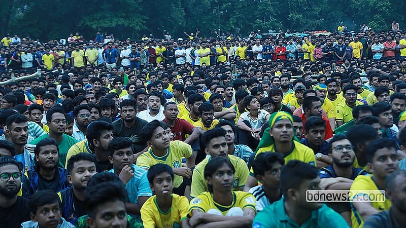 ঢাকা বিশ্ববিদ্যালয়ের মুহসীন হল মাঠে বৃহস্পতিবার ভোরে ব্রাজিলের খেলা বড় পর্দায় দেখতে ভিড় করেন হাজারো ফুটবলপ্রেমী