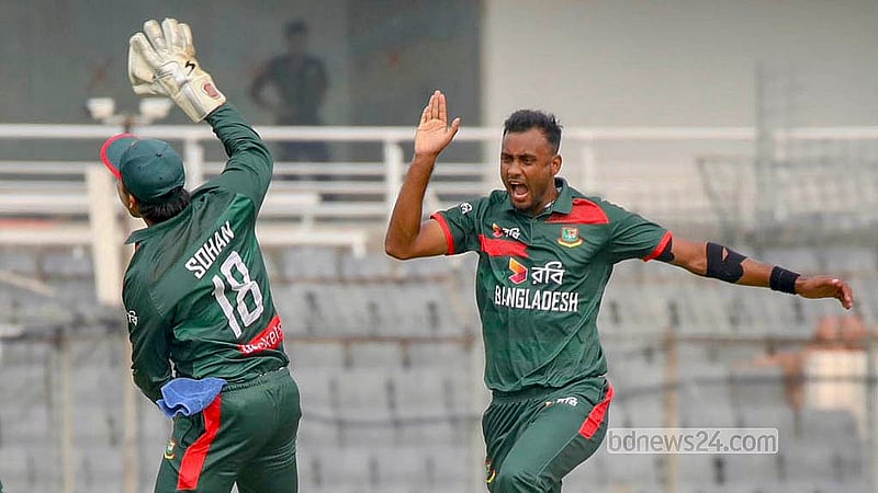 মিরপুরে রোববার অস্ট্রেলিয়ার বিপক্ষে একদিনের ম্যাচে ক্যারিয়ারের সেরা বোলিং করেন শরিফুল ইসলাম; তুলে নেন ছয় ছয় উইকেট