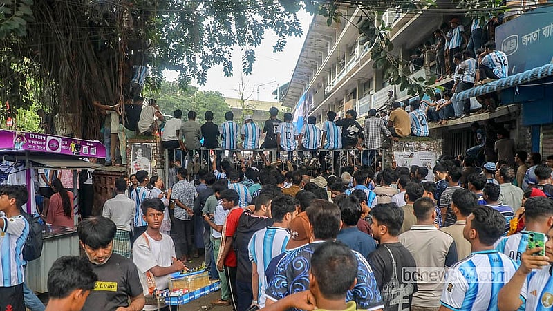 বিশ্বকাপ ফুটবলে আর্জেন্টিনার খেলা বড় পর্দায় দেখতে বুধবার সকালে ঢাকা বিশ্ববিদ্যালয়ের টিএসসি পায়রা চত্বরে ভিড় করেন হাজারো ভক্ত-সমর্থক। সেখানে জায়গা না হওয়ার অনেকে অবস্থান নেন ডাস ভবনের ছাদ, গাছের উপরে, গেইটে এবং টিএসসির সীমানা প্রাচীরের উপরে
