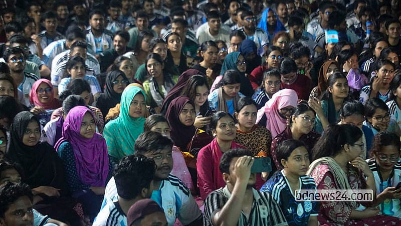 বড় পর্দায় আর্জেন্টিনাী খেলা দেখতে সোমবার রাতে পুরান ঢাকার জগন্নাথ বিশ্ববিদ্যালয়ের মাঠে সমর্থকদের উপচে পড়া ভিড়