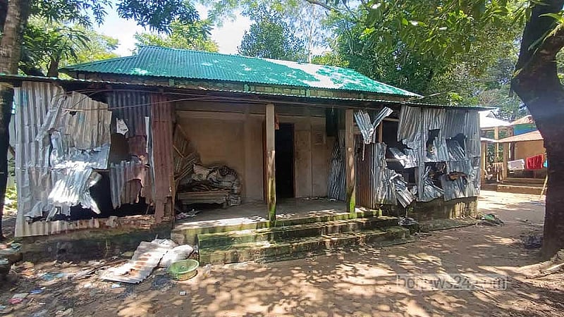 গড়কাটি গ্রামে হামলার শিকার বাড়িতে ভাঙচুরের চিহ্ন। 