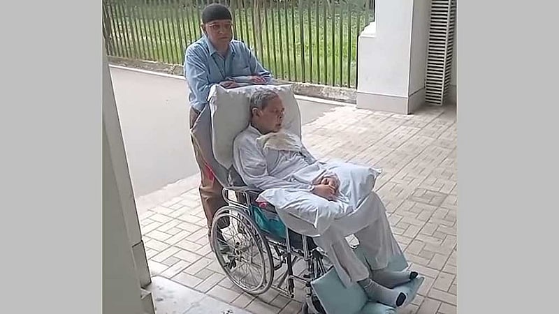 হুইল চেয়ারে করে গত ২৬ এপ্রিল আন্তর্জাতিক অপরাধ ট্রাইব্যুনালে দীপু মনির সঙ্গে দেখা করতে আসেন তার অসুস্থ্য স্বামী তৌফীক নাওয়াজ।