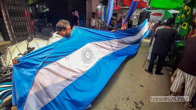 ঢাকার গুলিস্তান এলাকায় পাওয়া যাচ্ছে বিশ্বকাপ ফুটবলে অংশ নিতে যাওয়া বিভিন্ন দেশের পতাকা। এখানে ছয় ইঞ্চি থেকে শুরু করে ১০০ ফুট দৈর্ঘ্যের পতাকাও পাওয়া যাচ্ছে