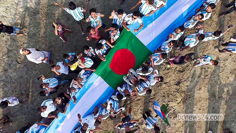 ফিফা বিশ্বকাপ সামনে রেখে আর্জেন্টিনা ও বাংলাদেশের পতাকা নিয়ে টেকনাফে শোভাযাত্রায় অংশ নেন আর্জেন্টিনার সমর্থকরা