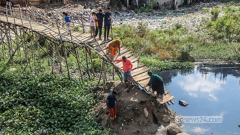 ঢাকার কামরাঙ্গীরচরের রসুলপুরের এই ভাঙা সাঁকোটি প্রতিদিন ব্যবহার করছে শিশু থেকে বৃদ্ধরাও