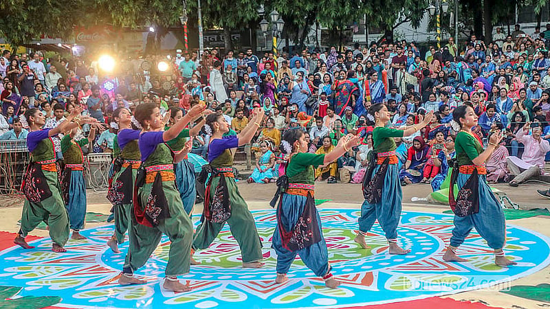 রাজধানীর ধানমন্ডির রবীন্দ্র সরোবরের মুক্তমঞ্চে শনিবার গান, নাচ ও কবিতা আবৃত্তিতে হয়ে গেল ‘বর্ষামঙ্গল উৎসব ১৪৩৩’