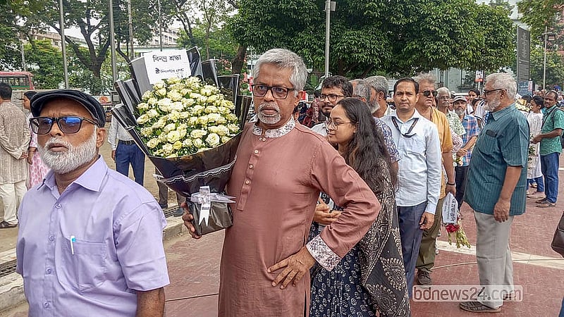 বরেণ্য চিত্রশিল্পী মুস্তাফা মনোয়ারকে মঙ্গলবার কেন্দ্রীয় শহীদ মিনারে শেষ শ্রদ্ধা জানান সর্বস্তরের মানুষ