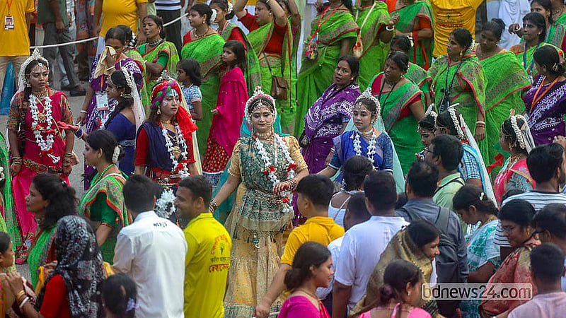 নেচে গেয়ে উৎসবের আমেজে উল্টো রথযাত্রায় সনাতন ধর্মাবলম্বীরা। শুক্রবার ঢাকেশ্বরী জাতীয় মন্দির থেকে উল্টো রথ শুরু হয়। শেষ হয় রাজধানীর স্বামীবাগ আশ্রমে