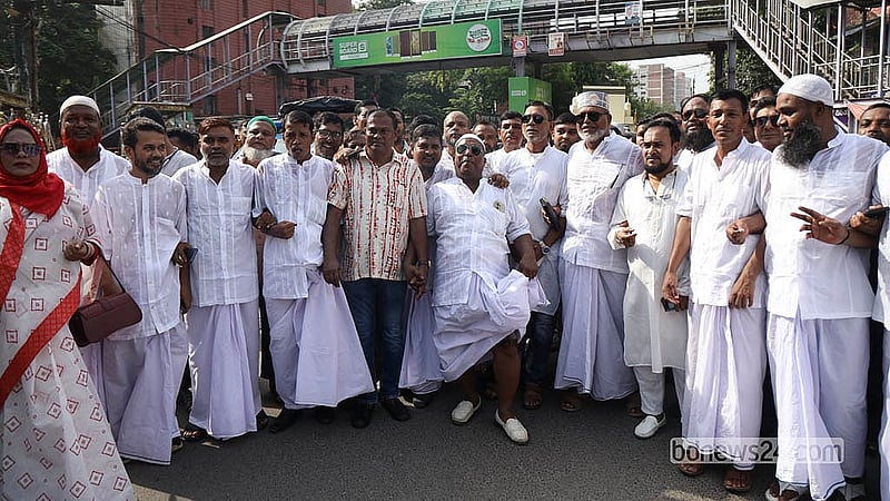 ‘হৃদয়ে ঢাকা ৪১৬’ উৎসব উদযাপনের শোভাযাত্রায় সাদা পোশাকের পাশাপাশি ও লুঙ্গি-ফতুয়া পরে অংশ নেন অনেকে