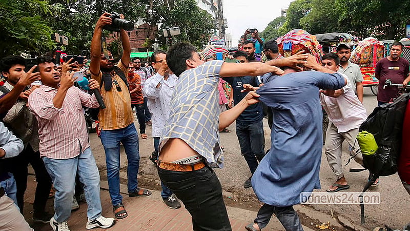 বঙ্গবন্ধু শেখ মুজিবুর রহমানের শাহাদৎ বার্ষিকীতে ধানমন্ডি ৩২ নম্বরে শ্রদ্ধা জানাতে আসা এক ব্যক্তিকে মারধর করে জুলাই যোদ্ধা পরিচয়ধারী একদল তরুণ