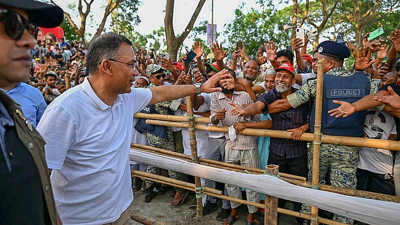 চাঁদপুর সদর উপজেলার বিশ্ব খাল পুনঃখনন কাজ উদ্বোধন শেষে স্থানীয়দের সঙ্গে কুশলবিনিময় করেন প্রধানমন্ত্রী তারেক রহমান