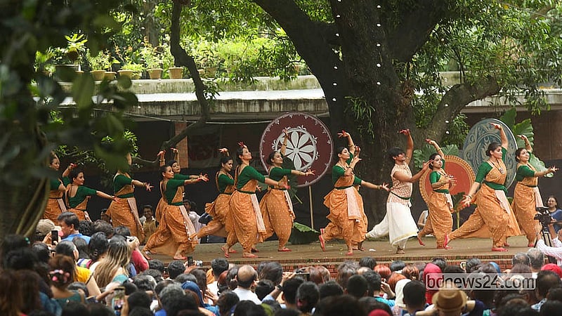 ঢাকা বিশ্ববিদ্যালয়ের চারুকলা অনুষদের বকুলতলায় শুক্রবার সকালে বর্ষাবরণ নৃত্যানুষ্ঠান ‘ঘনঘটা ২’-এ ছিল ১৬টি পরিবেশনা