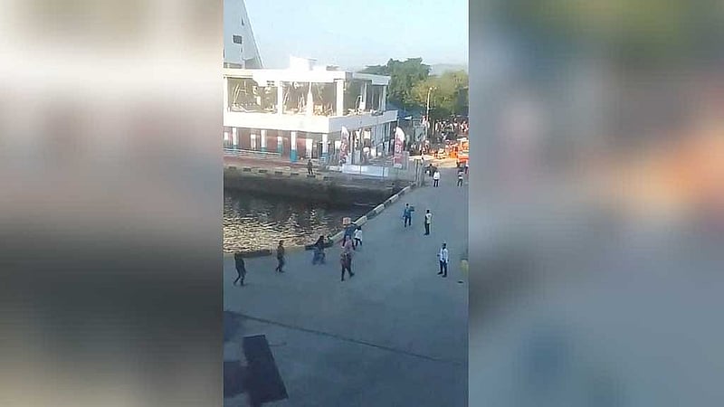 ইন্দোনেশিয়ার ফ্লোরেস দ্বীপের মাউমেরে বন্দরে ভূমিকম্পের পর ক্ষতিগ্রস্ত  ভবনের পাশে মানুষজন হাঁটছেন। সোশাল মিডিয়ায় প্রকাশিত ভিডিও থেকে নেওয়া স্থিরচিত্র।