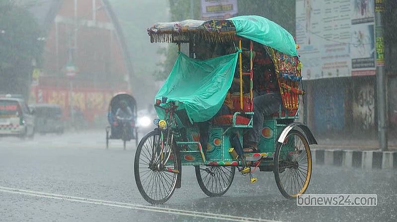বৃষ্টিতে ভিজে যাত্রী নিয়ে ছুটছেন এক রিকশাচালক। ঢাকা বিশ্ববিদ্যালয় এলাকা থেকে তোলা