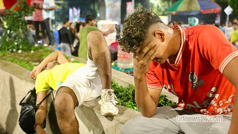 নরওয়ের কাছে হেরে যাওয়ার পর কান্নায় ভেঙে পড়েন ব্রাজিল সমর্থকরা। ছবি: শামছুল হক রিপন 