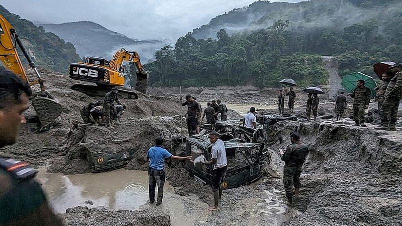 ৫ অক্টোবর ২০২৩, ভারতীয় সেনাবাহিনীর প্রকাশিত এই ছবিতে সিকিমের বন্যাকবলিত এলাকায় কাদায় আটকে পড়া ট্রাক উদ্ধারের চেষ্টা করছেন সেনাসদস্যরা। ছবি: রয়টার্স