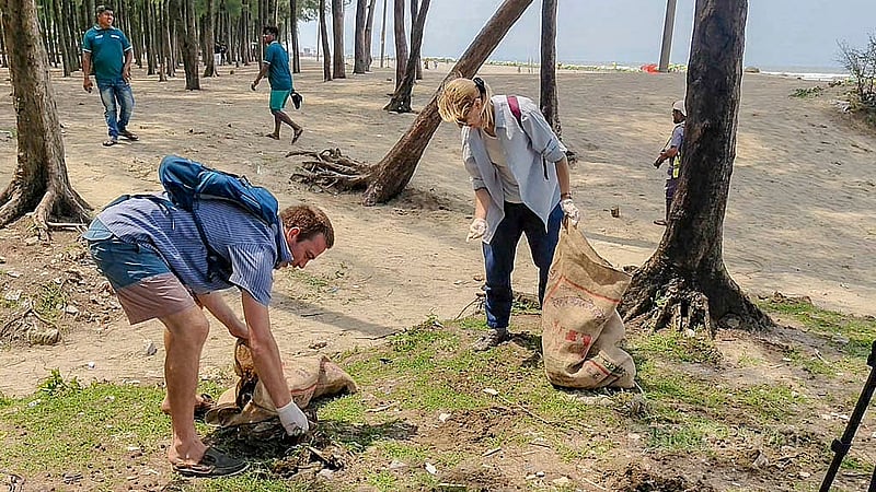 আন্তর্জাতিক সমুদ্র দিবস উপলক্ষে কক্সবাজার সমুদ্র সৈকতে পরিচ্ছন্নতা অভিযানে বিদেশিরাও অংশ নেন