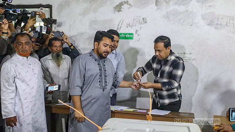 ত্রয়োদশ সংসদ নির্বাচন ও গণভোটে বৃহস্পতিবার নিজের ভোট দিয়েছেন ঢাকা ১১ আসনের প্রার্থী জাতীয় নাগরিক পার্টির আহ্বায়ক নাহিদ ইসলাম।