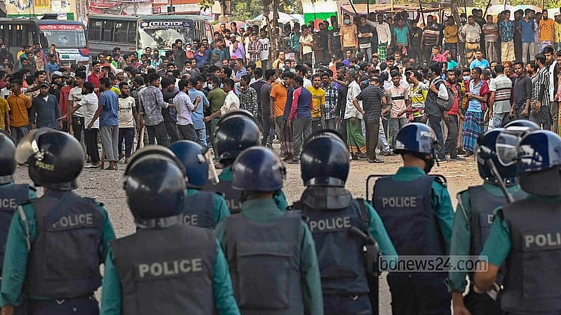 ঢাকা মহানগরীতে ব্যাটারিচালিত রিকশা চলাচল বন্ধের প্রতিবাদে যাত্রাবাড়ীতে রোববার সড়ক অবরোধ নিয়ে চালকদের সঙ্গে মুখোমুখি অবস্থানে পুলিশ।