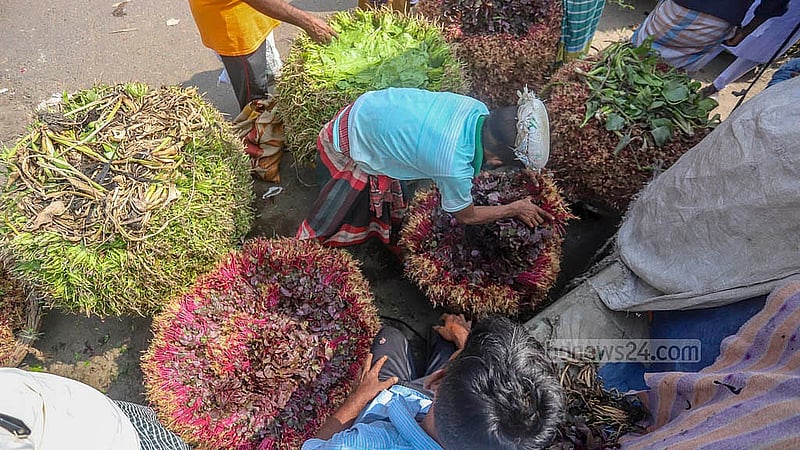শীতকালীন বিভিন্ন শাক ঢাকার শ্যামবাজারে পাইকারিতে সাত থেকে ৩০ টাকা আঁটিতে বিক্রি হচ্ছে
