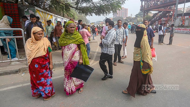 গণঅভ্যুত্থানে আহতরা রোববার রাজধানীর শ্যামলীর শিশুমেলা মোড় অবরোধ করায় ভোগান্তিতে পড়ে মানুষ