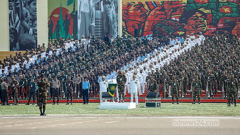 দেড় যুগ বাদে স্বাধীনতা ও জাতীয় দিবসে ফিরছে কুচকাওয়াজ। মঙ্গলবার ঢাকার তেজগাঁও পুরাতন বিমানবন্দরের জাতীয় প্যারেড স্কয়ারে অনুষ্ঠিত হয় কুচকাওয়াজের ‘চূড়ান্ত রিহার্সাল’