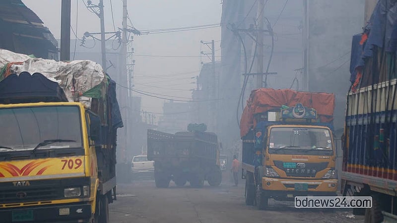 কলকারখানার ধোঁয়ায় আচ্ছন্ন ঢাকার শ্যামপুর এলাকা