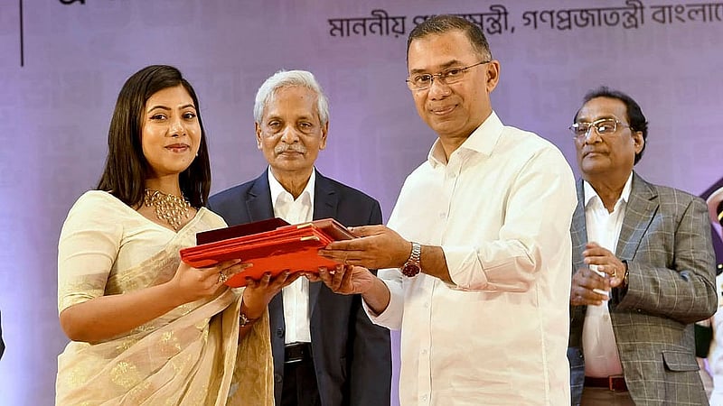নৃত্যকলায় অবদান রাখায় বৃহস্পতিবার ঢাকার ওসমানী স্মৃতি মিলনায়তনে প্রধানমন্ত্রী তারেক রহমানের হাত থেকে একুশে পদক নেন শিল্পী অর্থী আহমেদ