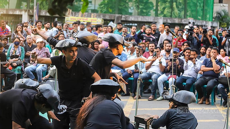 প্রতিবাদ সভায় হামলার প্রতিবাদ ও নাট্যকর্মীদের নিরাপত্তার দাবিতে বৃহস্পতিবার রাজধানীর শিল্পকলা একাডেমির জাতীয় নাট্যশালার ফটকে প্রাচ্যনাটের নাটক